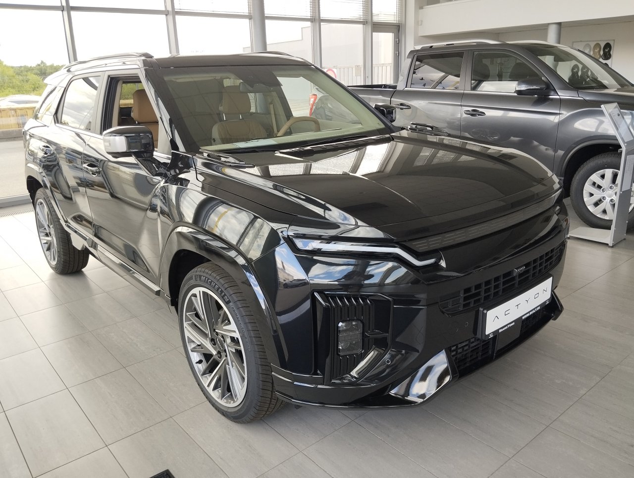 ACTYON Premium AWD + E75 + VEA  + camel koža, LAK